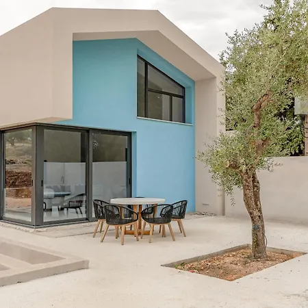 Black Mountain Villa *